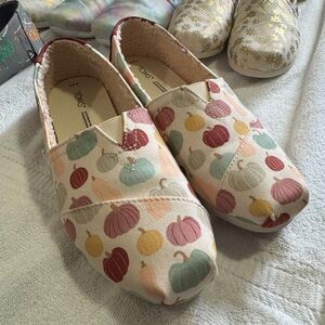 TOMS Sherpa Lined Colorful Pumpkin Print Shoes